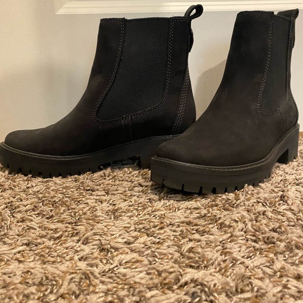 Size 7.5 
Only worn once 
Very comfortable and warm 
Water resistant